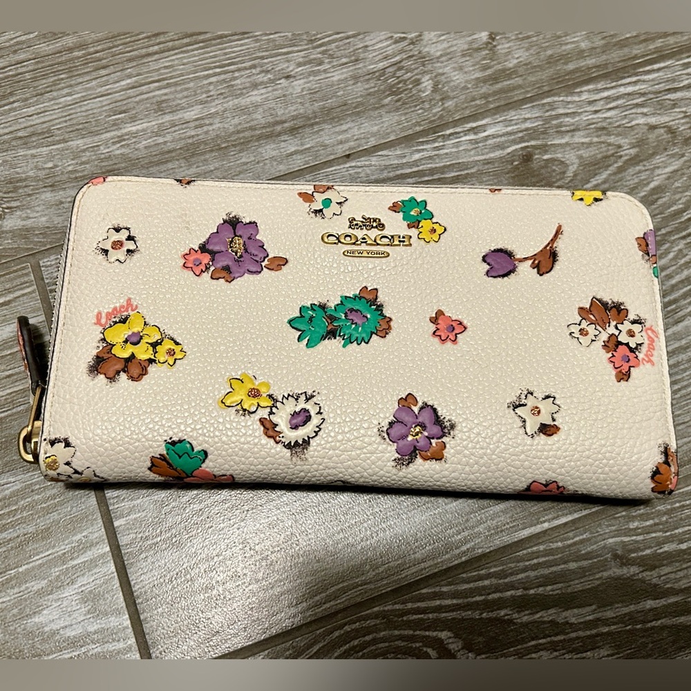 *SOLD*Coach Wallet zip around Floral Field Print